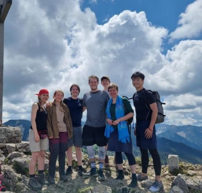 Jin Hayashi hiking with friends